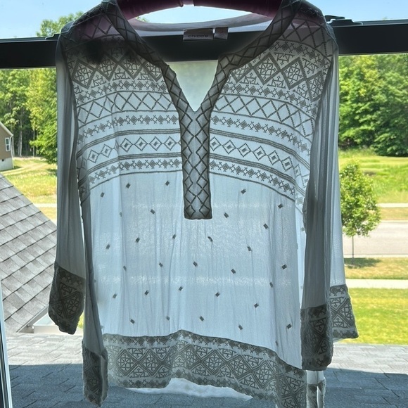 Summer sheer 3/4 sleeve Chicos Size 2 Embroidery overlay Vneck summer top - Picture 1 of 15